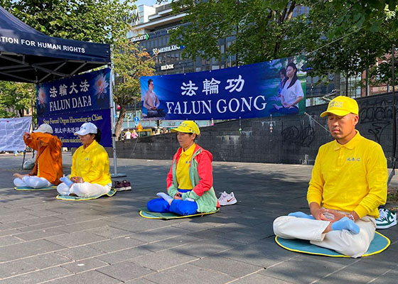 Image for article Des personnes découvrent la persécution du Falun Gong lors d’une activité organisée à Helsinki