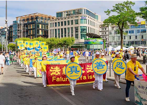 Image for article Des personnes manifestent leur solidarité avec le Falun Dafa lors de marches à Francfort, en Allemagne