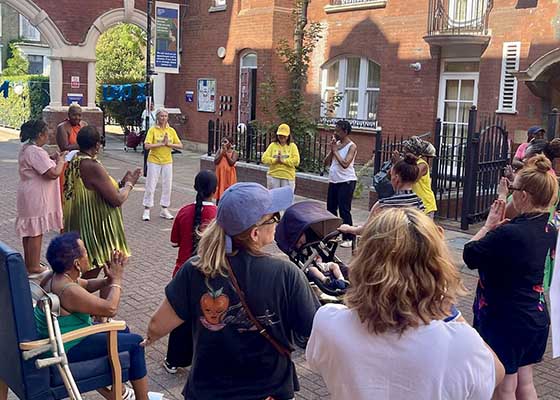 Image for article Initiation au Falun Dafa pour les habitants lors de la Journée communautaire à Londres