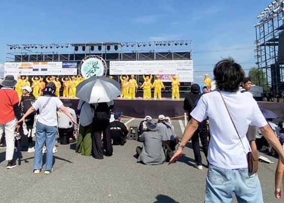 Image for article Japon : Les gens découvrent le Falun Gong pendant le festival d’Ono