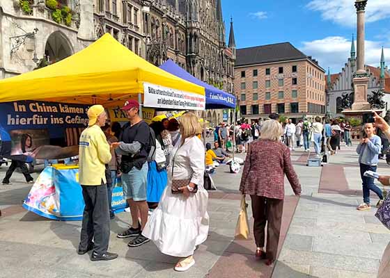 Image for article Allemagne : Des personnes font l’éloge du Falun Gong et condamnent la persécution lors d’une activité à Munich