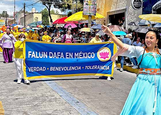 Image for article Mexique : Les gens accueillent le Falun Dafa lors du défilé des dahlias de Huamantla
