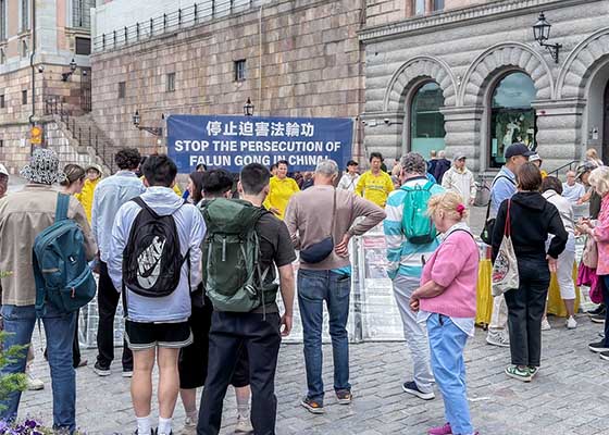 Image for article Les gens en apprennent davantage sur le Falun Gong et condamnent la persécution lors d’activités en Suède