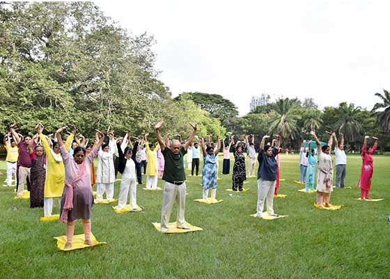 Image for article Les visiteurs du Salon floral de Bangalore découvrent le Falun Dafa