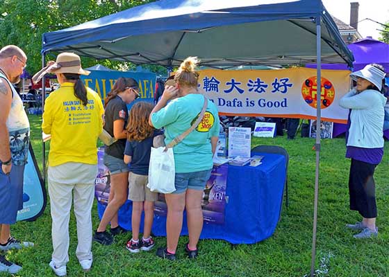 Image for article Les festivaliers découvrent le Falun Gong et condamnent les prélèvements forcés d’organes en Chine