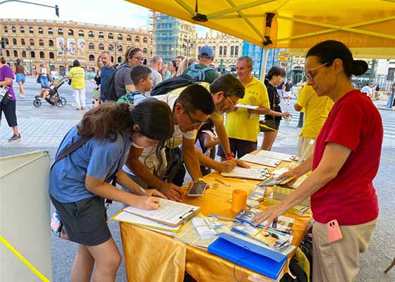 Image for article Valence, Espagne : Soutien du public pour mettre fin à la persécution du Falun Dafa en Chine