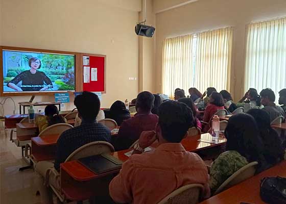 Image for article Inde : Les étudiants sont informés sur la persécution du Falun Dafa et les prélèvements forcés d’organes en Chine