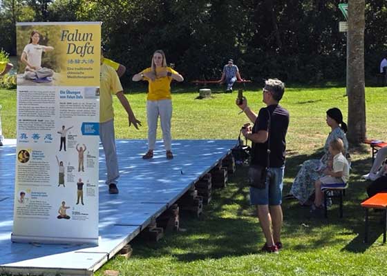 Image for article Allemagne : Les habitants accueillent le Falun Dafa au Festival des citoyens de Hanau