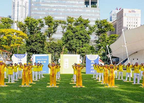 Image for article Singapour : Célébration de la fête de la Mi-Automne et présentation du Falun Dafa au parc Hong Lim