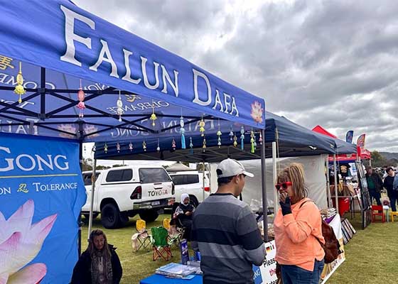 Image for article Le public fait l’éloge du Falun Dafa lors d’un salon agricole en Australie-Occidentale