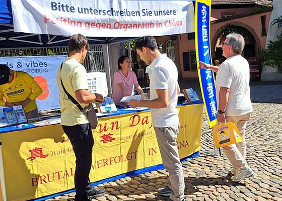 Image for article Freiburg, Allemagne : Les gens condamnent la persécution menée par le PCC lors de la Journée d’information du Falun Gong