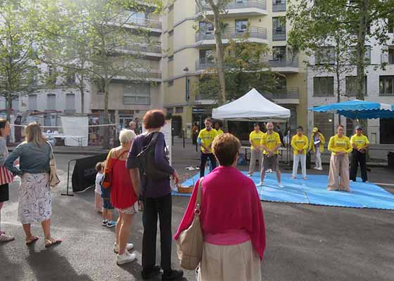 Image for article Paris, France : Présentation du Falun Dafa lors de forums des associations de quartier