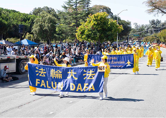 Image for article Les spectateurs de Newark, en Californie, apprécient le Falun Gong lors du défilé annuel