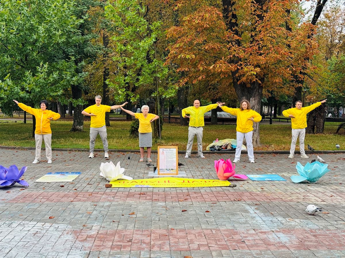 Image for article Ukraine : Les pratiquants de Falun Dafa apportent espoir et paix lors de la Journée de la ville de Vinnytsia