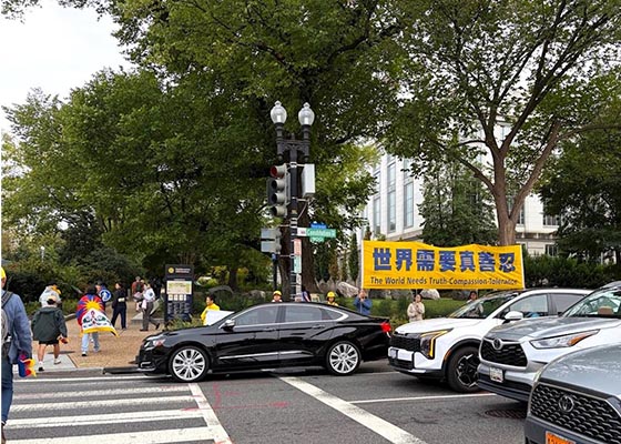 Image for article Washington, DC : Les pratiquants de Falun Gong ont tenu une manifestation pacifique lors de la visite du dirigeant du PCC, Xi Jinping