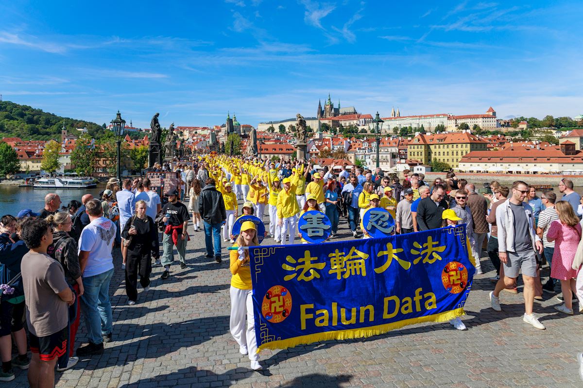 Image for article Des touristes à Prague font l’éloge du Falun Gong : Authenticité-Bienveillance-Tolérance est une valeur fondamentale