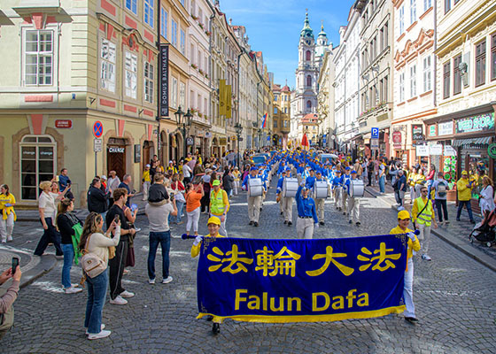 Image for article Des personnes découvrent le Falun Gong lors des défilés à Prague