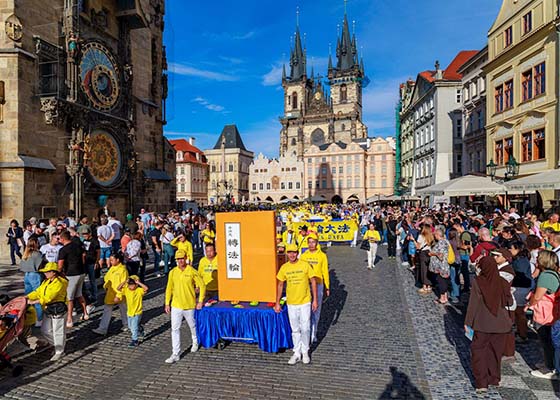 Image for article Prague : Les touristes apprécient les informations sur le Falun Dafa