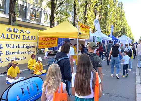 Image for article « J’ai signé avec tout mon cœur  » : Les festivaliers de Munich témoignent de leur soutien au Falun Gong