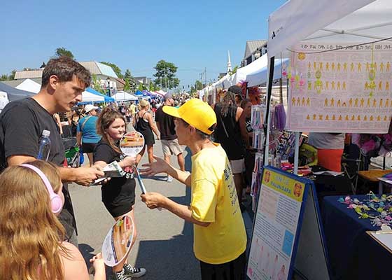 Image for article Kentucky, États-Unis : Les participants au festival du Gaslight de Jeffersontown soutiennent les efforts des pratiquants pour mettre fin à la persécution