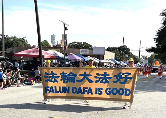 Image for article Texas, États-Unis : Les pratiquants de Falun Dafa accueillis lors du défilé de la Foire du comté de Fort Bend