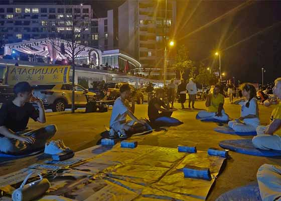 Image for article Istanbul, Turquie : Des gens apprennent le Falun Dafa lors d’activités à Tarabya