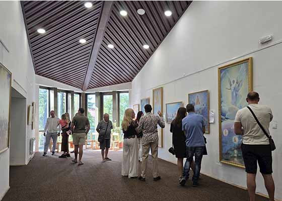 Image for article Les amateurs d’art et les universitaires bulgares apprécient l'exposition internationale L’Art de Zhen-Shan-Ren