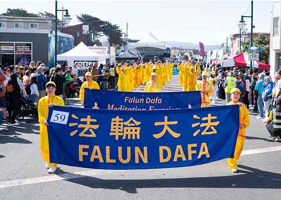 Image for article Californie : les gens acclament le Falun Dafa lors du défilé de la fête du brouillard