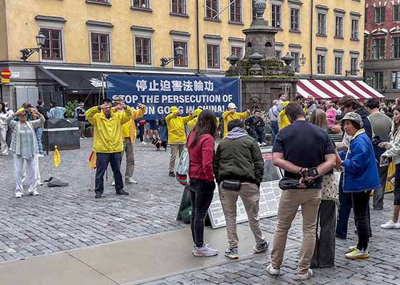 Image for article Suède : Des touristes chinois à Stockholm prennent position en faveur du Falun Dafa