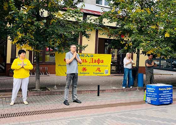 Image for article Ukraine : Les pratiquants présentent le Falun Dafa lors de la « Journée de la ville » à Loutsk et à Khmelnytskyi