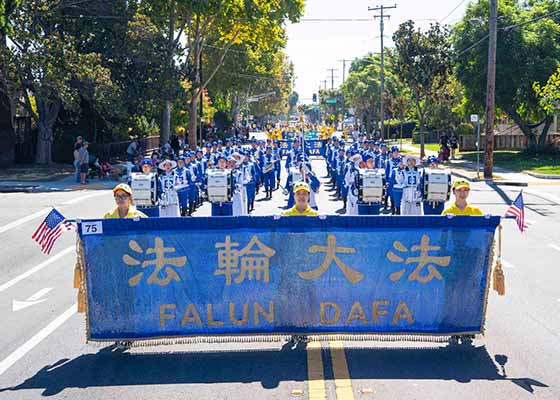Image for article La maire rend hommage au Falun Dafa lors du défilé des Champions de Santa Clara