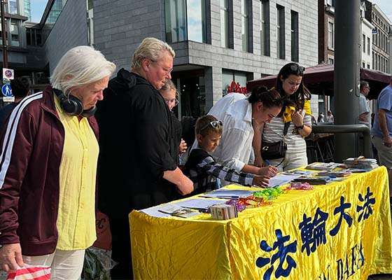 Image for article Pays-Bas : Des citoyens manifestent leur soutien au Falun Dafa et signent une pétition contre la persécution menée par le régime chinois