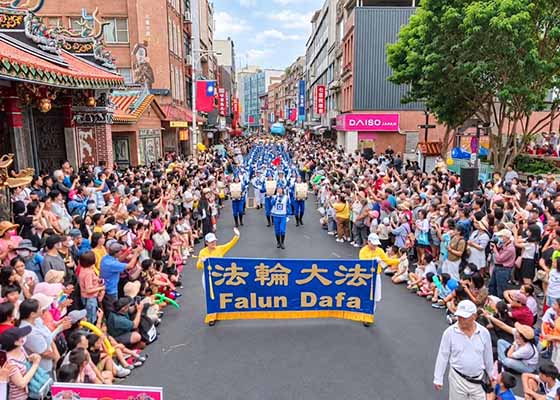 Image for article Taïwan : Le groupe Falun Dafa se produit lors du défilé du carnaval des arts de Tamsui